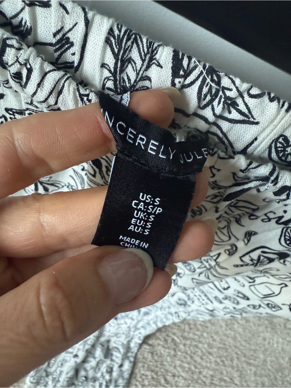 Wide-Leg Printed Travel Pants in Black & White - Picture 4 of 7